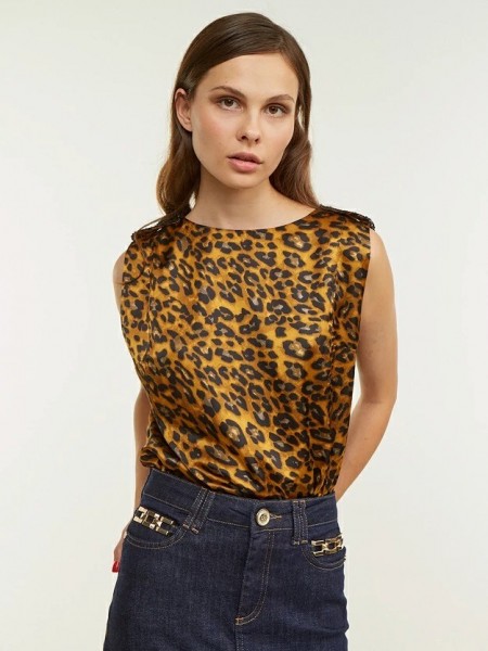 Animal printed καφέ αμάνικη σατινέ μπλούζα με στρογγυλή λαιμόκοψη, παγιέτα στις επωμίδες και κλείσιμο με κουμπί πίσω Lynne