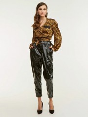 Animal printed καφέ σατινέ μακρυμάνικο cropped  μπλούζα κρουαζέ, με διακοσμητική παγιέτα στις επωμίδες και στις τσέπες Lynne