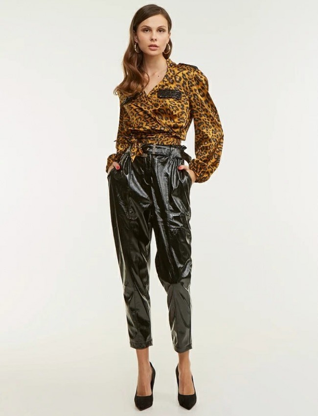Animal printed καφέ σατινέ μακρυμάνικο cropped  μπλούζα κρουαζέ, με διακοσμητική παγιέτα στις επωμίδες και στις τσέπες Lynne