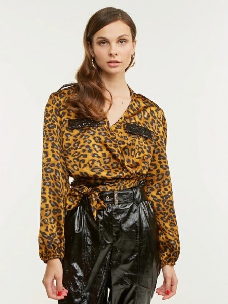 Animal printed καφέ σατινέ μακρυμάνικο cropped  μπλούζα κρουαζέ, με διακοσμητική παγιέτα στις επωμίδες και στις τσέπες Lynne