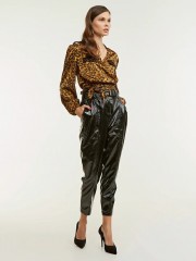 Animal printed καφέ σατινέ μακρυμάνικο cropped  μπλούζα κρουαζέ, με διακοσμητική παγιέτα στις επωμίδες και στις τσέπες Lynne