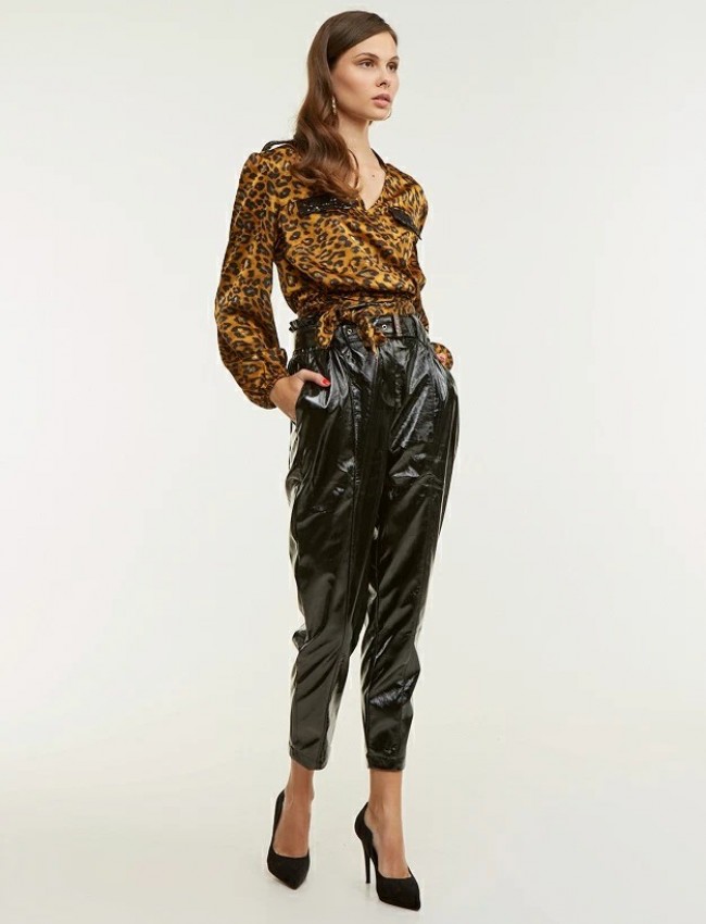 Animal printed καφέ σατινέ μακρυμάνικο cropped  μπλούζα κρουαζέ, με διακοσμητική παγιέτα στις επωμίδες και στις τσέπες Lynne