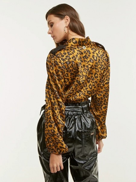 Animal printed καφέ σατινέ μακρυμάνικο cropped  μπλούζα κρουαζέ, με διακοσμητική παγιέτα στις επωμίδες και στις τσέπες Lynne
