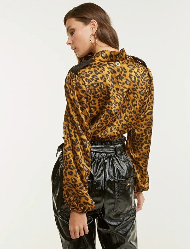 Animal printed καφέ σατινέ μακρυμάνικο cropped  μπλούζα κρουαζέ, με διακοσμητική παγιέτα στις επωμίδες και στις τσέπες Lynne