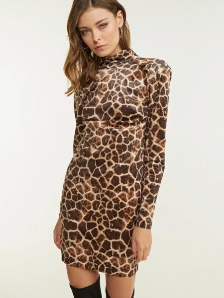 Animal printed καφέ κοντό μακρυμάνικο φόρεμα, με κλειστή λαιμόκοψη, βάτες στους ώμους και άνοιγμα στην πλάτη Lynne