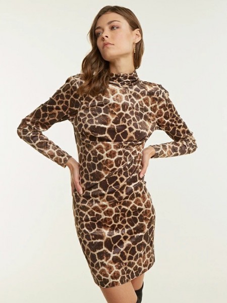 Animal printed καφέ κοντό μακρυμάνικο φόρεμα, με κλειστή λαιμόκοψη, βάτες στους ώμους και άνοιγμα στην πλάτη Lynne