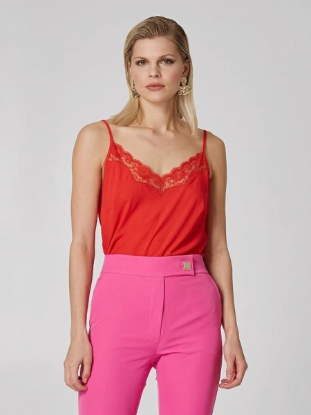 Κόκκινη αμάνικη μπλούζα lingerie με ρυθμιζόμενες τιράντες, V-λαιμόκοψη και λεπτομέρειες δαντέλας Lynne