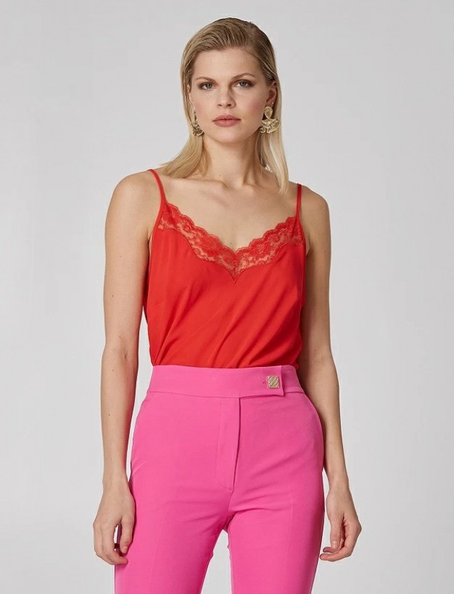 Κόκκινη αμάνικη μπλούζα lingerie με ρυθμιζόμενες τιράντες, V-λαιμόκοψη και λεπτομέρειες δαντέλας Lynne