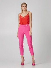 Κόκκινη αμάνικη μπλούζα lingerie με ρυθμιζόμενες τιράντες, V-λαιμόκοψη και λεπτομέρειες δαντέλας Lynne