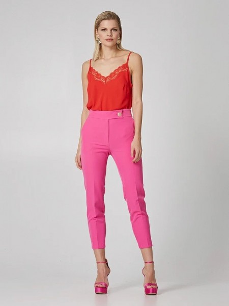 Κόκκινη αμάνικη μπλούζα lingerie με ρυθμιζόμενες τιράντες, V-λαιμόκοψη και λεπτομέρειες δαντέλας Lynne