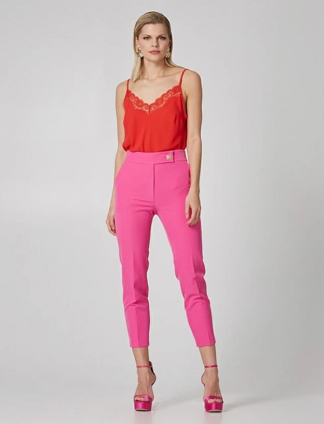 Κόκκινη αμάνικη μπλούζα lingerie με ρυθμιζόμενες τιράντες, V-λαιμόκοψη και λεπτομέρειες δαντέλας Lynne