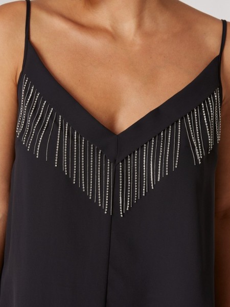 Μαύρη lingerie μπλούζα με ρυθμιζόμενες τιράντες, διακοσμητικά ασημί κρόσσια στη V λαιμόκοψη 