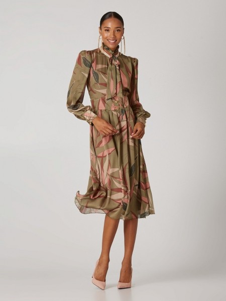 Floral printed λαδί μακρυμάνικο ματ σατέν midi φόρεμα σε κλος γραμμή, με μπάσκα στην μέση με χρυσά κουμπιά, λάστιχο πίσω στην μέση και κλείσιμο με κουμπί ψηλά στην πλάτη Lynne