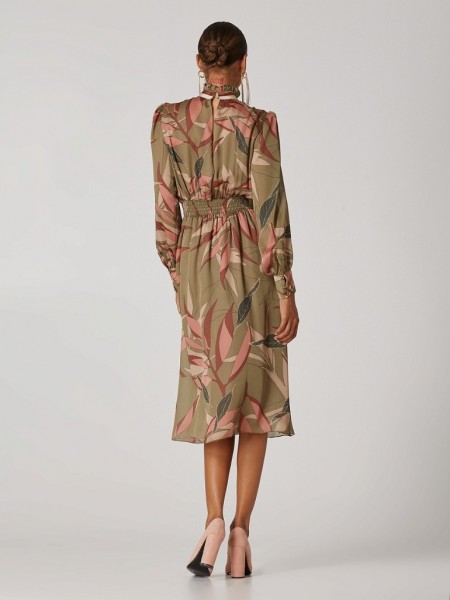Floral printed λαδί μακρυμάνικο ματ σατέν midi φόρεμα σε κλος γραμμή, με μπάσκα στην μέση με χρυσά κουμπιά, λάστιχο πίσω στην μέση και κλείσιμο με κουμπί ψηλά στην πλάτη Lynne