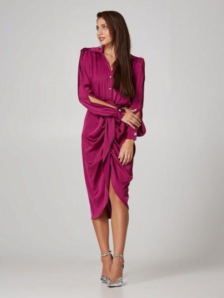 Magenta μακρυμάνικο midi σατέν φόρεμα με διπλό πέτο γιακά, μικρές σούρες στους ώμους, ανοίγματα στα μανίκια, λάστιχο στην μέση, ανάποδο κρουαζέ μπροστά και ιδιαίτερα κουμπιά με στρας Lynne