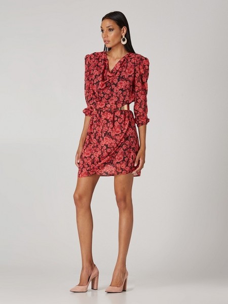 Floral printed κόκκινο κοντό μουσελίνα φόρεμα με ντραπέ λαιμόκοψη, βάτες στους ώμους, λάστιχο στη μέση και ανάποδο μπροστινό τελείωμα Lynne