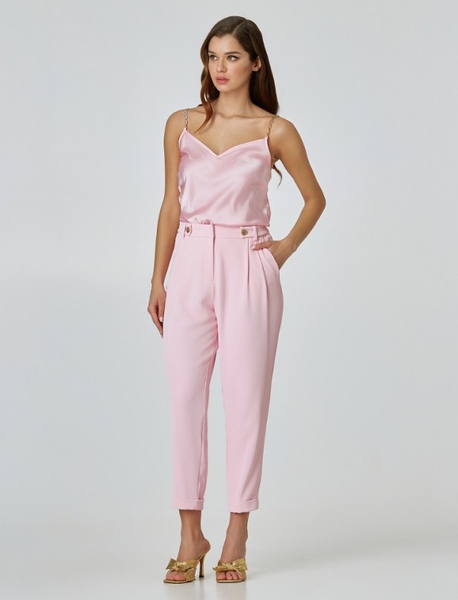 Ροζ  σατέν αμάνικη μπλούζα lingerie σε μεσάτη γραμμή, V-λαιμόκοψη και λεπτές ρυθμιζόμενες τιράντες με χρυσή αλυσίδα  Lynne 