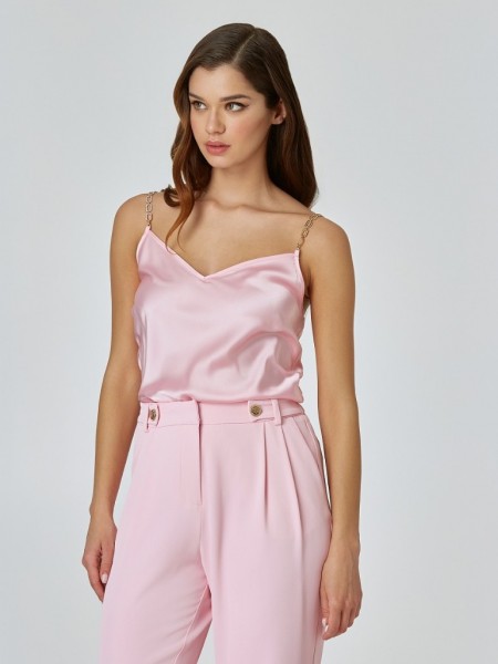 Ροζ  σατέν αμάνικη μπλούζα lingerie σε μεσάτη γραμμή, V-λαιμόκοψη και λεπτές ρυθμιζόμενες τιράντες με χρυσή αλυσίδα  Lynne 