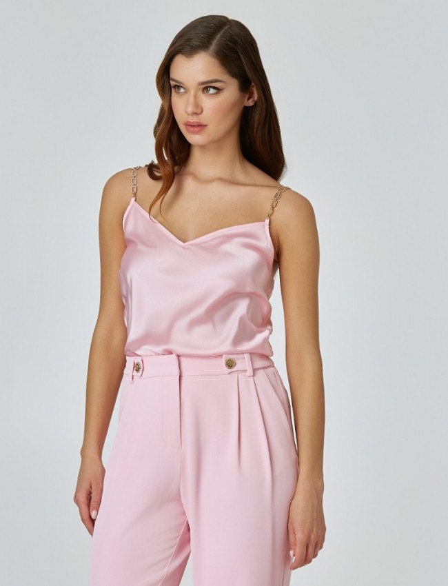 Ροζ  σατέν αμάνικη μπλούζα lingerie σε μεσάτη γραμμή, V-λαιμόκοψη και λεπτές ρυθμιζόμενες τιράντες με χρυσή αλυσίδα  Lynne 