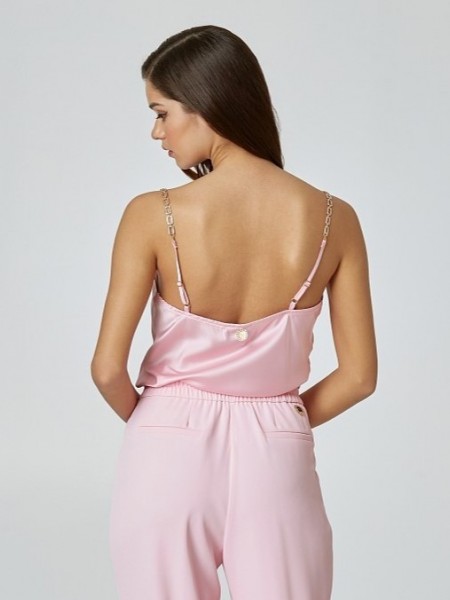 Ροζ  σατέν αμάνικη μπλούζα lingerie σε μεσάτη γραμμή, V-λαιμόκοψη και λεπτές ρυθμιζόμενες τιράντες με χρυσή αλυσίδα  Lynne 