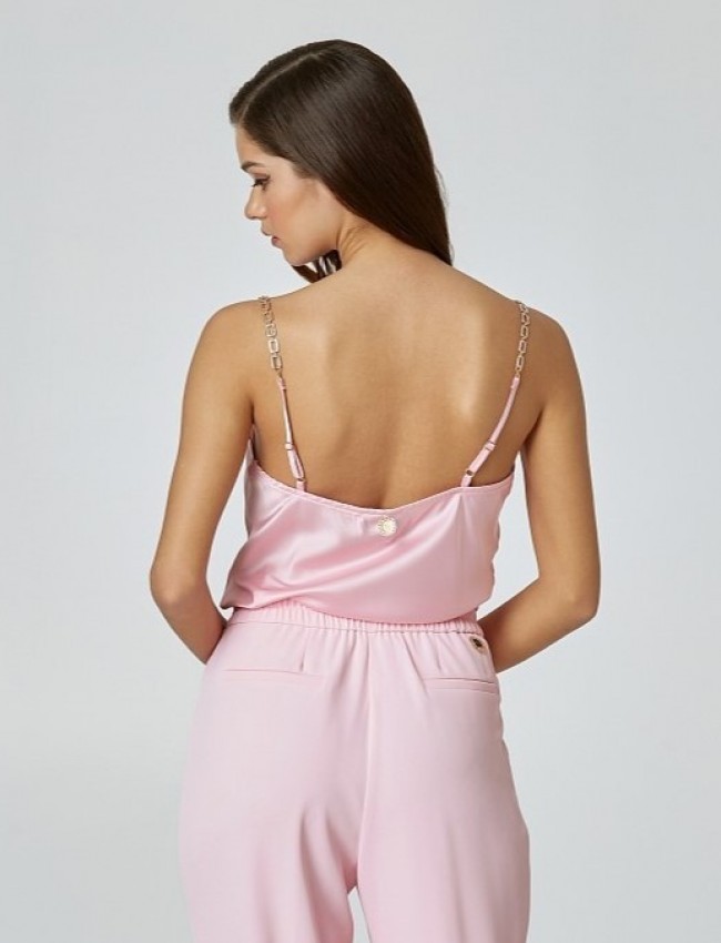 Ροζ  σατέν αμάνικη μπλούζα lingerie σε μεσάτη γραμμή, V-λαιμόκοψη και λεπτές ρυθμιζόμενες τιράντες με χρυσή αλυσίδα  Lynne 