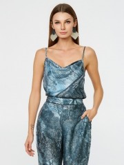 Εμπριμέ γκρι σατέν lingerie με τύπωμα «δάσος» , σε μεσάτη γραμμή και ντραπέ λαιμόκοψη μπροστά Lynne