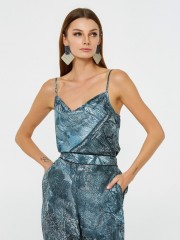Εμπριμέ γκρι σατέν lingerie με τύπωμα «δάσος» , σε μεσάτη γραμμή και ντραπέ λαιμόκοψη μπροστά Lynne