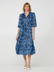 Floral printed μπλε σατέν midi μακρυμάνικο φόρεμα με κουμπιά στο μπροστινό μέρος, βολάν σε επίπεδα, πέτω γιακά, λάστιχο στη μέση και αποσπώμενη υφασμάτινη ζώνη Lynne