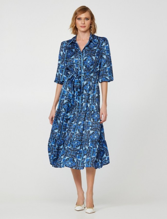 Floral printed μπλε σατέν midi μακρυμάνικο φόρεμα με κουμπιά στο μπροστινό μέρος, βολάν σε επίπεδα, πέτω γιακά, λάστιχο στη μέση και αποσπώμενη υφασμάτινη ζώνη Lynne