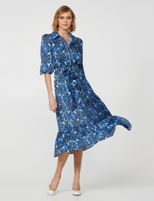 Floral printed μπλε σατέν midi μακρυμάνικο φόρεμα με κουμπιά στο μπροστινό μέρος, βολάν σε επίπεδα, πέτω γιακά, λάστιχο στη μέση και αποσπώμενη υφασμάτινη ζώνη Lynne