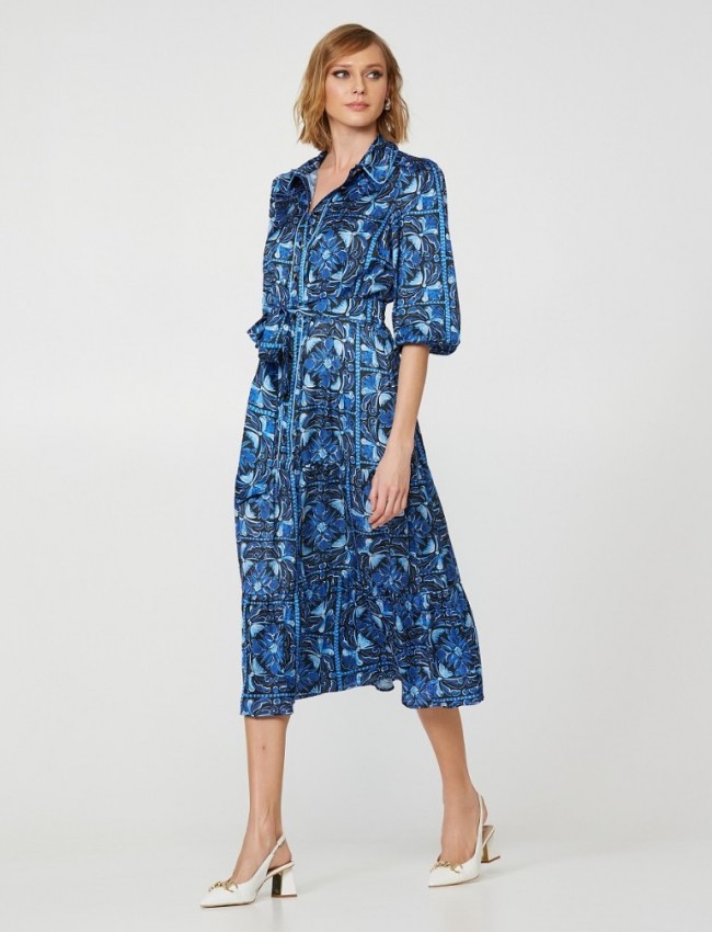 Floral printed μπλε σατέν midi μακρυμάνικο φόρεμα με κουμπιά στο μπροστινό μέρος, βολάν σε επίπεδα, πέτω γιακά, λάστιχο στη μέση και αποσπώμενη υφασμάτινη ζώνη Lynne