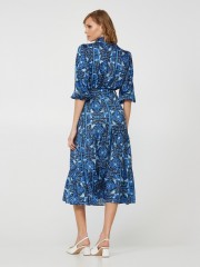 Floral printed μπλε σατέν midi μακρυμάνικο φόρεμα με κουμπιά στο μπροστινό μέρος, βολάν σε επίπεδα, πέτω γιακά, λάστιχο στη μέση και αποσπώμενη υφασμάτινη ζώνη Lynne