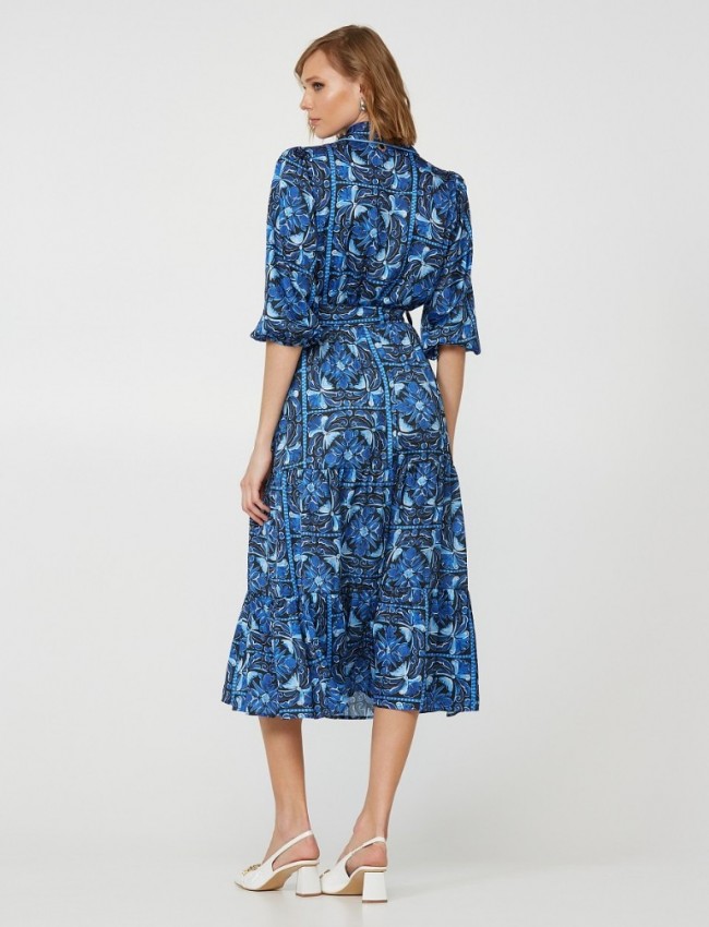 Floral printed μπλε σατέν midi μακρυμάνικο φόρεμα με κουμπιά στο μπροστινό μέρος, βολάν σε επίπεδα, πέτω γιακά, λάστιχο στη μέση και αποσπώμενη υφασμάτινη ζώνη Lynne