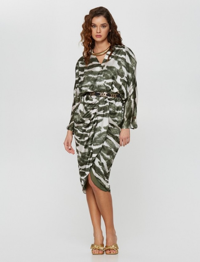 Animal printed λαδί κρουαζέ midi φόρεμα με λάστιχο στη μέση, ρεγκλάν μανικοκόλληση και μικρές σούρες με βολάν στο μπροστινό κάτω μέρος Lynne  