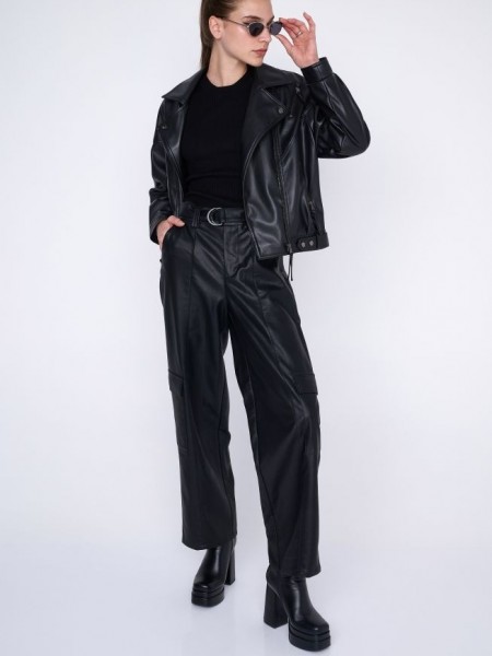 Μαύρο faux-leather loose-fit jacket με ρεγκλάν μανικοκόλληση, πλαϊνό κούμπωμα με φερμουάρ και ζωνάκι με τρουκς στο τελείωμα Ale
