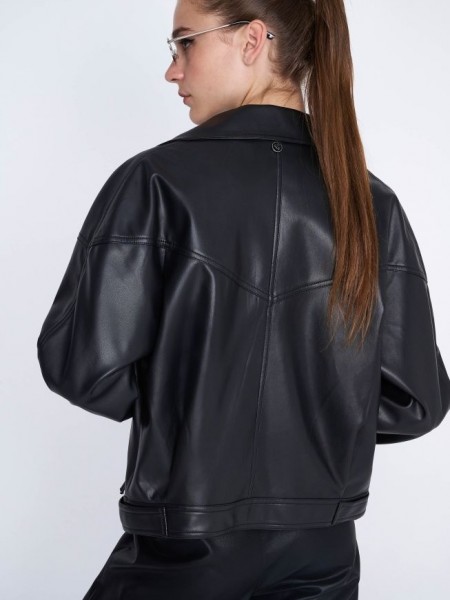 Μαύρο faux-leather loose-fit jacket με ρεγκλάν μανικοκόλληση, πλαϊνό κούμπωμα με φερμουάρ και ζωνάκι με τρουκς στο τελείωμα Ale