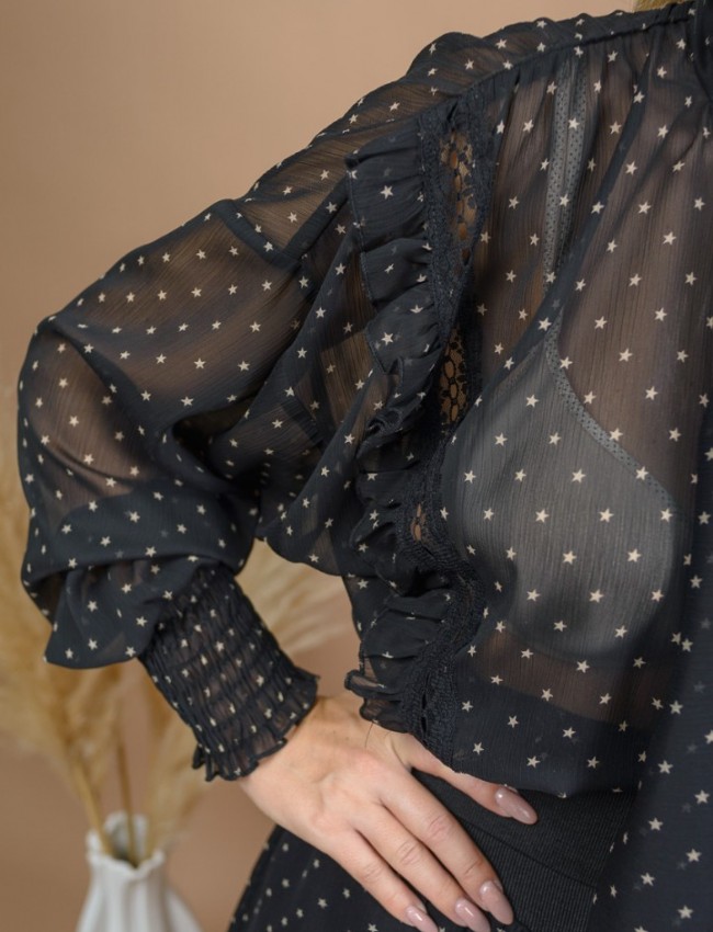 Εμπριμέ μαύρη μακρυμάνικη ημιδιάφανη cropped μπλούζα με δέσιμο κλείσιμο στο λαιμό, βολάν, διάτρητη φάσα και μπάσκα λάστιχο στο τελείωμα Lynne