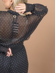 Εμπριμέ μαύρη μακρυμάνικη ημιδιάφανη cropped μπλούζα με δέσιμο κλείσιμο στο λαιμό, βολάν, διάτρητη φάσα και μπάσκα λάστιχο στο τελείωμα Lynne