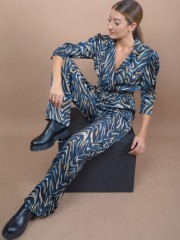 Animal printed μπλε ψηλόμεση παντελόνα με μικρό λάστιχο στην μέση, κορδόνι μπροστά και πλαϊνές τσέπες Lynne