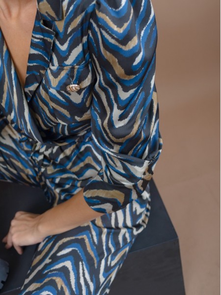 Animal printed μπλε cropped μπλούζα με 3/4 μανίκια, βάτες και φουσκωτούς ώμους, κρουαζέ μπροστά με πέτο γιακά και μικρό λάστιχο στο τελείωμα Lynne