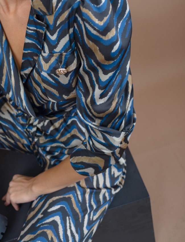 Animal printed μπλε cropped μπλούζα με 3/4 μανίκια, βάτες και φουσκωτούς ώμους, κρουαζέ μπροστά με πέτο γιακά και μικρό λάστιχο στο τελείωμα Lynne