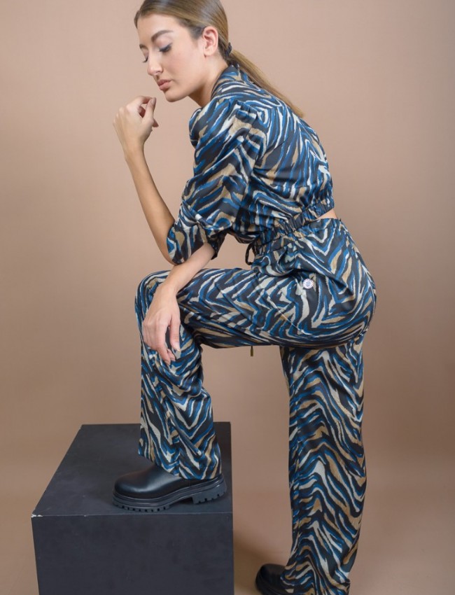 Animal printed μπλε ψηλόμεση παντελόνα με μικρό λάστιχο στην μέση, κορδόνι μπροστά και πλαϊνές τσέπες Lynne