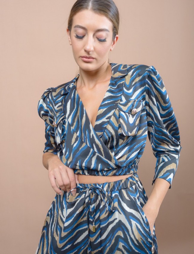Animal printed μπλε cropped μπλούζα με 3/4 μανίκια, βάτες και φουσκωτούς ώμους, κρουαζέ μπροστά με πέτο γιακά και μικρό λάστιχο στο τελείωμα Lynne