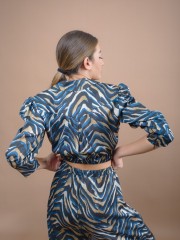Animal printed μπλε cropped μπλούζα με 3/4 μανίκια, βάτες και φουσκωτούς ώμους, κρουαζέ μπροστά με πέτο γιακά και μικρό λάστιχο στο τελείωμα Lynne