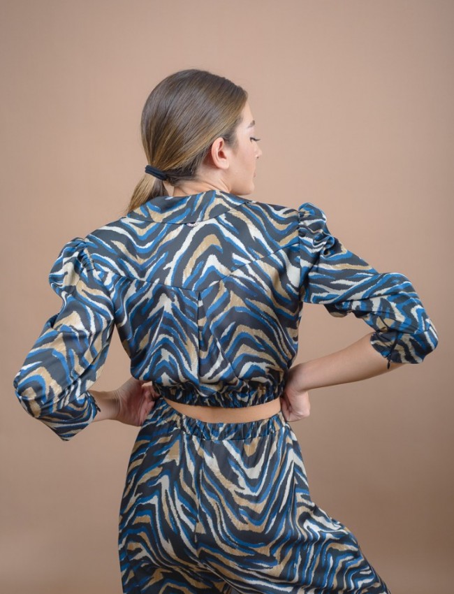Animal printed μπλε cropped μπλούζα με 3/4 μανίκια, βάτες και φουσκωτούς ώμους, κρουαζέ μπροστά με πέτο γιακά και μικρό λάστιχο στο τελείωμα Lynne