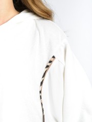Εκρού μακρυμάνικη πετσετέ μπλούζα με μη αποσπώμενη κουκούλα, νυχτερίδα μανίκια, συνδυασμό υφασμάτων στα πλαϊνά, λάστιχο στο τελείωμα και animal λούρεξ λεπτομέρειες Lynne