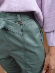 Χακί ψηλόμεσο faux-leather παντελόνι με πλαϊνές τσέπες, λάστιχο πίσω στη μέση, γαζιά μπροστά, λάστιχο στον ποδόγυρο και αποσπώμενη ζώνη Lynne