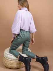 Χακί ψηλόμεσο faux-leather παντελόνι με πλαϊνές τσέπες, λάστιχο πίσω στη μέση, γαζιά μπροστά, λάστιχο στον ποδόγυρο και αποσπώμενη ζώνη Lynne