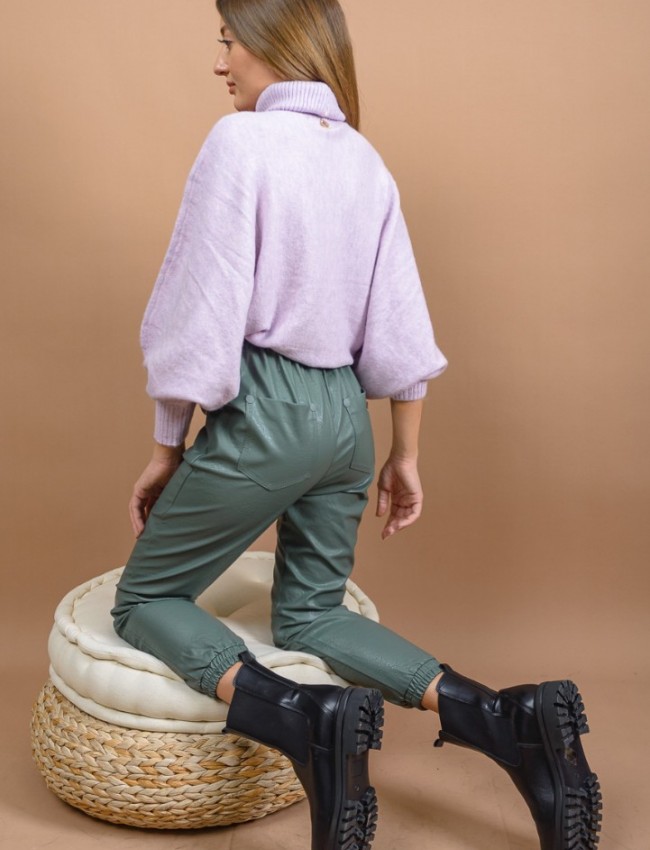 Χακί ψηλόμεσο faux-leather παντελόνι με πλαϊνές τσέπες, λάστιχο πίσω στη μέση, γαζιά μπροστά, λάστιχο στον ποδόγυρο και αποσπώμενη ζώνη Lynne