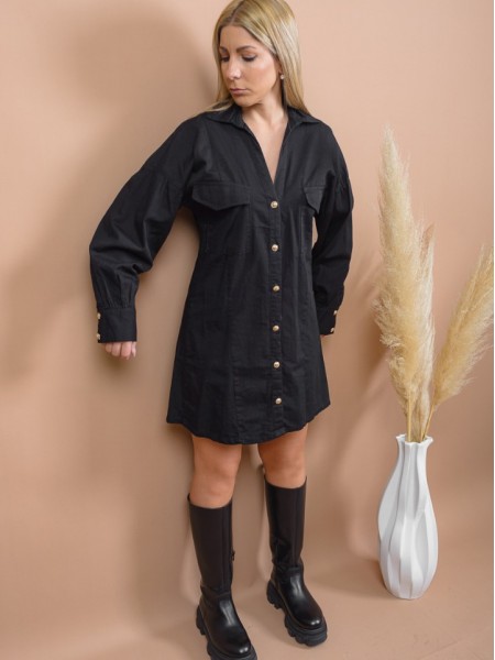Μαύρο μακρυμάνικο βαμβακερό shirt-look φόρεμα με χρυσά κουμπιά μπροστά, μπροστινές τετράγωνες τσέπες με καπάκι, ρεγκλάν μανικοκόλληση, κουφόπιετα στην πλάτη και φουσκωτά μανίκια Lynne